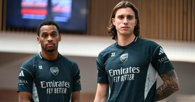 Jurrien Timber a Riccardo Calafiori počas tréningu Arsenalu