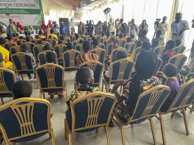 130 nigérijských školákov prepustených po masovom únose | Práva dieťaťa
