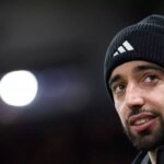 Bruno Fernandes z Manchestru United sa pozerá pred zápasom Premier League proti Newcastlu