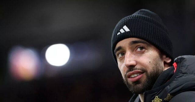 Bruno Fernandes z Manchestru United sa pozerá pred zápasom Premier League proti Newcastlu