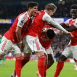 Hráči Arsenalu oslavujú neskorý gól proti Wolves v Premier League