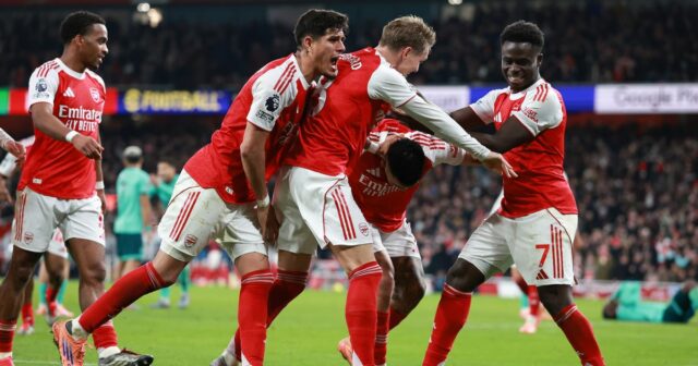 Arsenal ďalších päť zápasov v porovnaní s Man City a Hráči Arsenalu oslavujú neskorý gól proti Wolves v Premier League