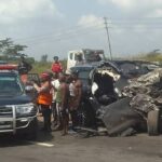 SUV je možné vidieť kompletne zhrnuté na pochmúrnych snímkach urobených očitými svedkami, zatiaľ čo Mitsubishi, o ktorom sa predpokladá, že je súčasťou konvoja Anthonyho Joshuu, sedí nepoškodené len pár metrov od neho.