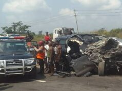 Anthony Joshua sa zranil pri autonehode v Nigérii, pri ktorej zahynuli dvaja ďalší SUV je možné vidieť kompletne zhrnuté na pochmúrnych snímkach urobených očitými svedkami, zatiaľ čo Mitsubishi, o ktorom sa predpokladá, že je súčasťou konvoja Anthonyho Joshuu, sedí nepoškodené len pár metrov od neho.