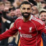Krídelník Liverpoolu Mohamed Salah bozkáva na Anfielde trofej Premier League.