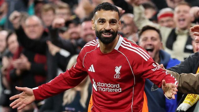 277 a von? Liverpoolčan Salah je opäť rekordérom Krídelník Liverpoolu Mohamed Salah bozkáva na Anfielde trofej Premier League.