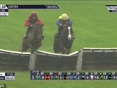 300-1! Wonder horse Blowers prekonal 36-ročný rekord a stal sa víťazom s najdlhšou cenou v histórii britských pretekov Blowers (vpravo) je krk a krk s obľúbeným On The Bayou na poslednej prekážke...