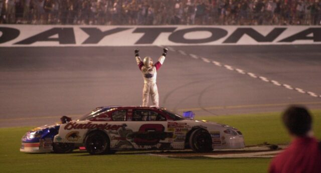 Piloti NASCAR stoja s Bubbom Wallaceom na Talladega Superspeedway 22. júna 2020. Zdroj: Getty