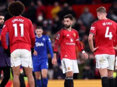 8 hráčov, ktorí by mohli chýbať Man Utd vs West Ham, keďže Ruben Amorim potvrdil zranenie Bruno Fernandes z Manchestru United sa pozerá medzi spoluhráčov Joshuu Zirkzeeho, Matthijsa de Ligta a Kobbie Mainoo po prehre v zápase Premier League medzi Manchestrom United a Evertonom na Old Trafford 24. novembra 2025 v Manchestri v Anglicku.