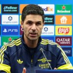 Mikel Arteta gestikuluje, keď sa prihovára médiám počas tlačovej konferencie