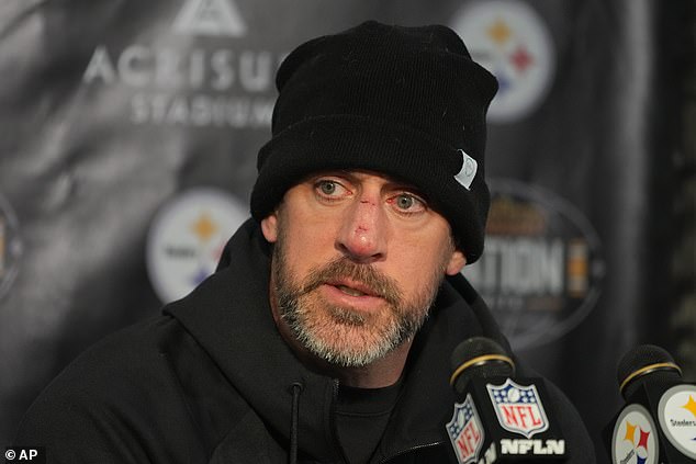 Aaron Rodgers strieľa na nemenovaných spoluhráčov z Pittsburgh Steelers za Neľúbosť Aarona Rodgersa s jeho spoluhráčmi z Pittsburgh Steelers bola jasná ako rana cez nos po nedeľňajšej demoralizujúcej prehre s hosťujúcim Buffalo Bills.