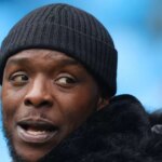 Bývalý futbalista Adebayo Akinfenwa sa pozerá pred zápasom Premier League medzi Manchester City a Liverpool FC na Etihad Stadium 1. apríla 2023 v Manchestri v Anglicku.