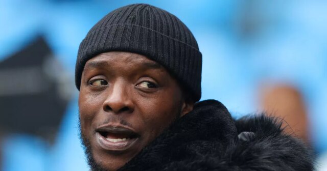 Bývalý futbalista Adebayo Akinfenwa sa pozerá pred zápasom Premier League medzi Manchester City a Liverpool FC na Etihad Stadium 1. apríla 2023 v Manchestri v Anglicku. 