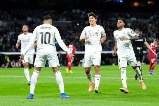 Ako Kylian Mbappé vzdal hold Cristianovi Ronaldovi počas Realu Madrid Ako Kylian Mbappé vzdal hold Cristianovi Ronaldovi počas Realu Madrid 2:0 Sevilla