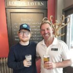 Austrálsky spinner Shane Warne a britský spevák Ed Sheeran si užili silné priateľstvo