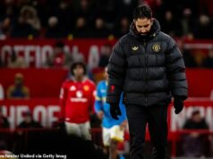 Ako nesúrodé zahrievanie Man United naznačilo zmätok medzi hviezdami v súvislosti s taktickým váhaním Rubena Amorima, píše NATHAN SALT – a budú sa točiť v kruhoch, pokiaľ nevyriešia kľúčový problém. Ruben Amorim bol vypískaný po tom, čo najslabší Wolves remizovali s Man United 1:1 na Old Trafford.