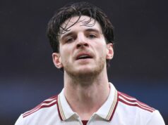 Ako sa pozerať na Arsenal vs Wolves – televízny kanál, živé vysielanie a nezvyčajný čas začiatku Declan Rice z Arsenalu vyzerá skľúčene počas zápasu Premier League medzi Aston Villou a Arsenalom vo Villa Parku 6. decembra 2025 v Birminghame v Anglicku.