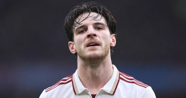 Declan Rice z Arsenalu vyzerá skľúčene počas zápasu Premier League medzi Aston Villou a Arsenalom vo Villa Parku 6. decembra 2025 v Birminghame v Anglicku.