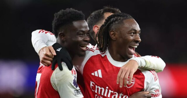 Hráči počas zápasu Aston Villa vs Arsenal