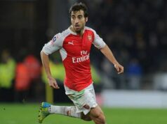 Ako sa z bývalej hviezdy Arsenalu stal miliardár natoľko bohatý, že po skončení futbalu vykúpil Kroenkesa Mathieu Flamini z Arsenalu počas opakovania 5. kola Emirates FA Cup medzi Hull City a Arsenalom na štadióne KC 8. marca 2016 v Hull v Anglicku