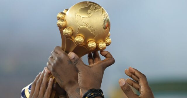 Hráči Pobrežia Slonoviny zdvihnú nad hlavu trofej na konci finálového zápasu Afrického pohára národov (AFCON) CAF 2023 medzi Nigériou a Pobrežím Slonoviny na štadióne Alassane Ouattara v Abidjane na Pobreží Slonoviny 11. februára 2024. 