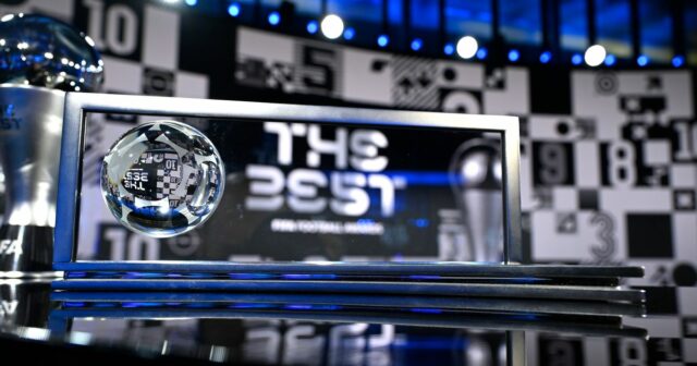 Na tomto obrázku, ktorý poskytla FIFA, je cena FIFA Puskas Award pred udeľovaním cien The Best FIFA Football Awards 17. decembra 2020 vo švajčiarskom Zürichu.