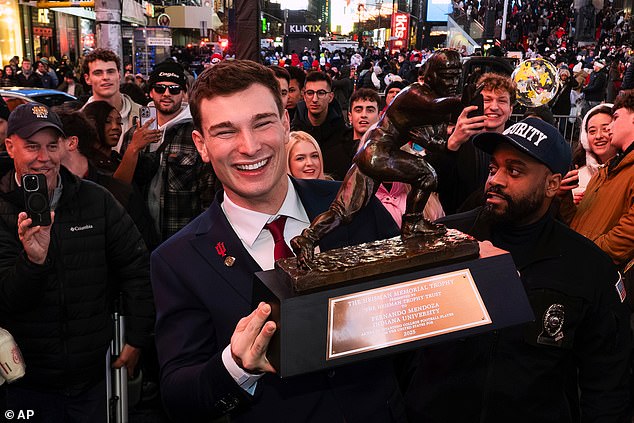 Aktualizácia LinkedIn od Fernanda Mendozu pobúrila fanúšikov po tom, čo Mendoza, hlavný obchodný špecialista, ktorý bol prijatý na Yale, pridal tento mesiac do svojho životopisu