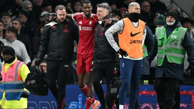 Aktualizácia zranenia Alexandra Isaka – útočník Liverpoolu podstúpil operáciu, kedy sa vráti?
