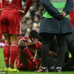 Alexander Isak bol nútený pre zranenie počas sobotňajšieho súboja Liverpoolu s Tottenhamom