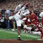 Alabama (biele dresy) porazila Oklahomu (červené dresy) v prvom zápase CFP v roku 2025