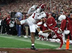 Alabama prišla zo 17 bodov nadol a spečatila divoké víťazstvo nad Oklahomou, keďže play-off univerzitného futbalu sa začína s ranou Alabama (biele dresy) porazila Oklahomu (červené dresy) v prvom zápase CFP v roku 2025