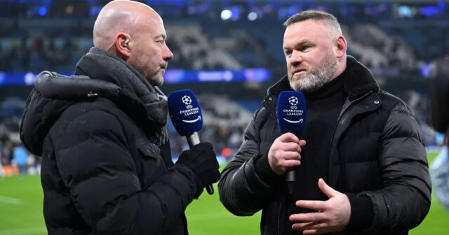 Alan Shearer a Wayne Rooney sa nezhodujú na tom, že Alan Shearer a Wayne Rooney držia mikrofóny na ihrisku na štadióne