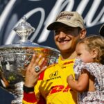 Alex Palou a Chip Ganassi pózujú pred Borg-Warner Trophy - Zdroj: Getty