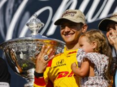 Alex Palou dostáva „neuveriteľnú“ česť na domácej pôde zavŕšiť historickú sezónu IndyCar Alex Palou a Chip Ganassi pózujú pred Borg-Warner Trophy - Zdroj: Getty