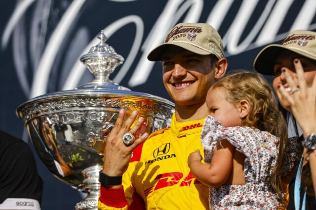 Alex Palou a Chip Ganassi pózujú pred Borg-Warner Trophy - Zdroj: Getty