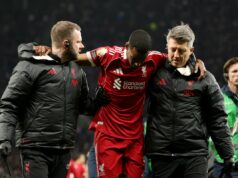 Alexander Isak utrpel srdcervúce zranenie v procese skórovania otváracieho zápasu Liverpoolu v Spurs Alexander Isak má bolesti po strelení gólu za Liverpool (AP)