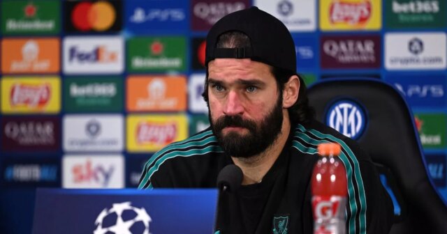 Alisson sa stal prvým hráčom Liverpoolu, ktorý reagoval na komentáre Alisson sa stal prvým hráčom Liverpoolu, ktorý reagoval na komentáre Mo Salaha, keďže sa odhalili ďalšie kroky