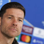 Kylian Mbappe sa zaškerí a pridrží si ruku na košeli