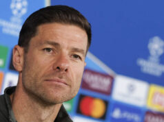 Alonso hovorí, že v Reale Madrid je „jednota“. Kylian Mbappe sa zaškerí a pridrží si ruku na košeli