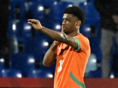 Amad dáva držiteľom Afconu víťazstvo Pobrežia Slonoviny nad Mozambikom Útočník Pobrežia Slonoviny Amad Diallo v celooranžovom prúžku oslavuje, keď brankár Mozambiku Ernan a Reinildo ležia na zemi.