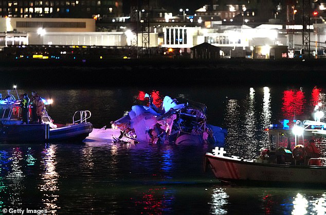 Americká vláda priznala podiel na havárii lietadla vo Washingtone, pri Americká vláda priznala, že činy riadiaceho letovej prevádzky a pilota armádneho vrtuľníka zohrali úlohu pri spôsobení januárovej tragickej havárie lietadla vo Washingtone DC.