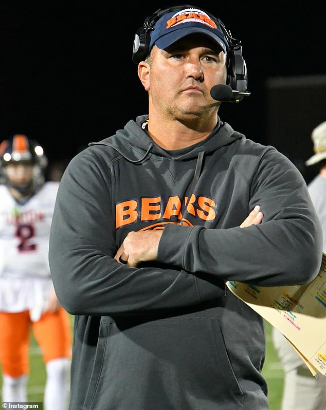 Americkí maršáli ponúkajú odmenu za zatknutie Travisa Turnera počas pátrania US Marshals sa zapojili do pátrania po hľadanom stredoškolskom futbalovom trénerovi Virgínie Travisovi Turnerovi