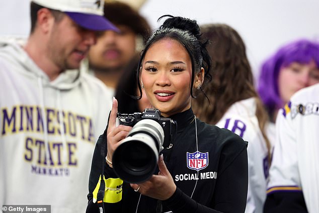 Americký olympijský hrdina Suni Lee si všimol, že pracuje ako Americký olympijský hrdina Suni Lee si všimol, že pracuje ako fotograf na zápase NFL Christmas Day