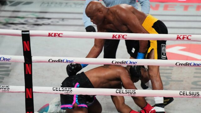 Anderson Silva porazil Tyrona Woodleyho s TKO Anderson Silva porazil Tyrona Woodleyho s TKO