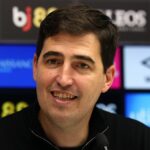 MANCHESTER, ANGLICKO - 2. NOVEMBRA: Marcos Senesi z AFC Bournemouth kvituje fanúšikov po zápase Premier League medzi Manchestrom City a Bournemouthom na Etihad Stadium 2. novembra 2025 v Manchestri v Anglicku. (Foto: Visionhaus/Getty Images)