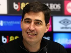 Andoni Iraola rieši budúcnosť hviezdy Bournemouthu po tom, čo Antoine Semenyo naznačil prestup MANCHESTER, ANGLICKO - 2. NOVEMBRA: Marcos Senesi z AFC Bournemouth kvituje fanúšikov po zápase Premier League medzi Manchestrom City a Bournemouthom na Etihad Stadium 2. novembra 2025 v Manchestri v Anglicku. (Foto: Visionhaus/Getty Images)