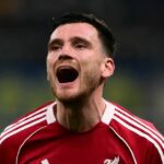 Škótsky obranca Liverpoolu #26 Andrew Robertson reaguje počas 6. dňa futbalového zápasu fázy Ligy majstrov UEFA medzi Interom Miláno a Liverpoolom na štadióne San Siro v Miláne 9. decembra 2025. (Foto: Marco BERTORELLO / AFP cez Getty Images)