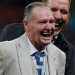 Bývalí hráči Anglicka Paul Gascoigne (L) a David Seaman (R) zdieľajú vtip, keď sa predvádzajú na ihrisku v polčase, keď Anglicko oslavuje svoj 1000. medzinárodný zápas.