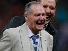 Anglická ikona Paul Gascoigne prekvapil fanúšika nečakanou návštevou domova Bývalí hráči Anglicka Paul Gascoigne (L) a David Seaman (R) zdieľajú vtip, keď sa predvádzajú na ihrisku v polčase, keď Anglicko oslavuje svoj 1000. medzinárodný zápas.