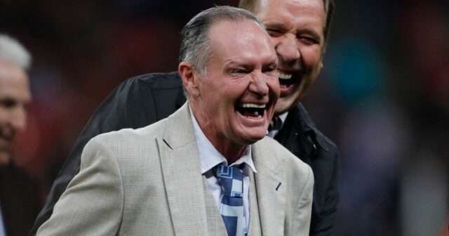 Bývalí hráči Anglicka Paul Gascoigne (L) a David Seaman (R) zdieľajú vtip, keď sa predvádzajú na ihrisku v polčase, keď Anglicko oslavuje svoj 1000. medzinárodný zápas.